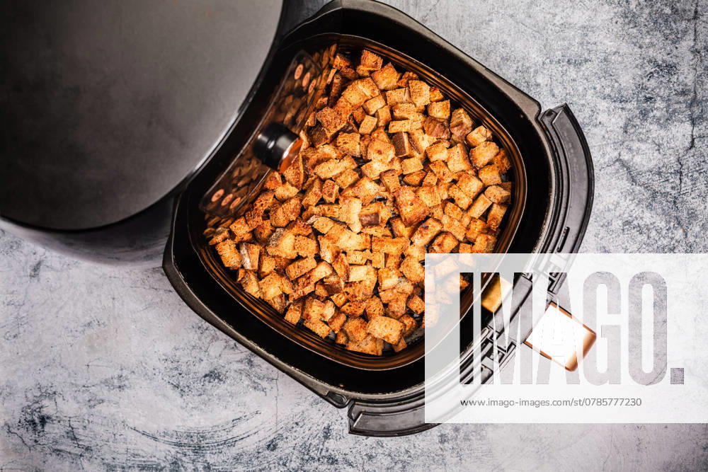 Hausgemachte Croutons in der Heißluftfritteuse zubereiten Making homemade croutons in air fryer, making use of leftovers