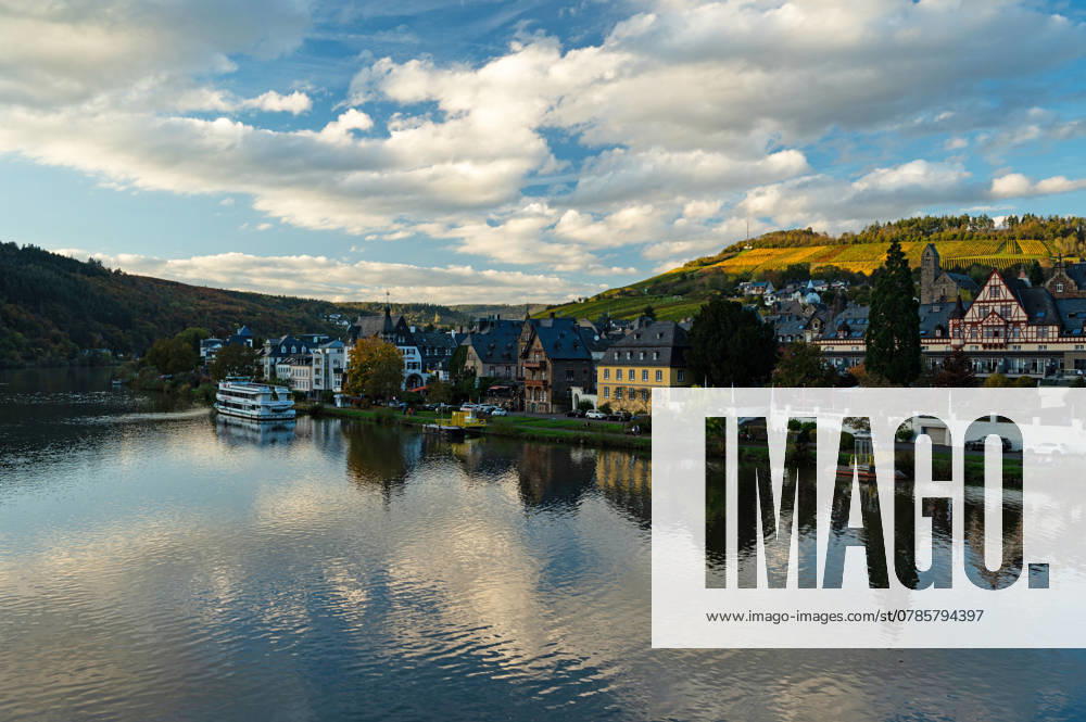Der Fluss Mosel und die schöne Stadt Traben-Trarbach Der Fluss Mosel und die schöne Stadt Traben-Trarbach