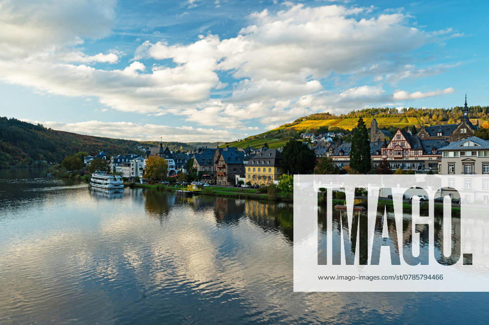 Der Fluss Mosel und die schöne Stadt Traben-Trarbach Der Fluss Mosel und die schöne Stadt Traben-Trarbach