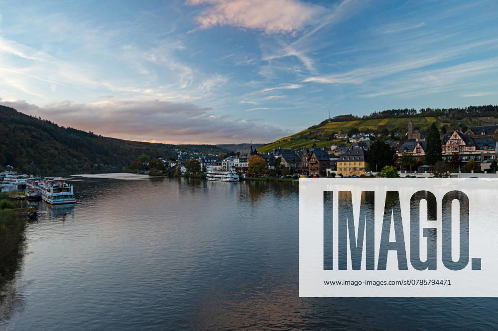 Der Fluss Mosel und die schöne Stadt Traben-Trarbach Der Fluss Mosel und die schöne Stadt Traben-Trarbach