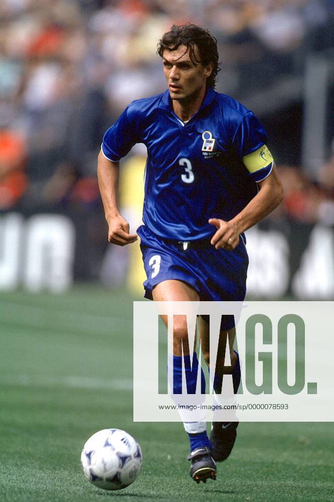 Paolo Maldini (Italien) am Ball Fußball WM Herren Weltmeisterschaft 1998, Länderspiel, Nationalmannschaft, Nationalteam, Nationaltrikot Einzelbild St. Denis, Stade de France Paris Dynamik,