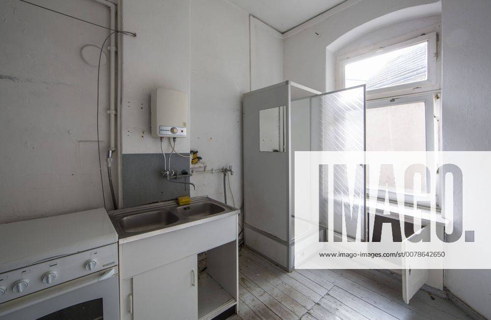 Kueche in einem sanierungsbeduerftigen Altbau im Prenzlauer Berg, Berlin, 5.11.2015. Berlin Deutschland