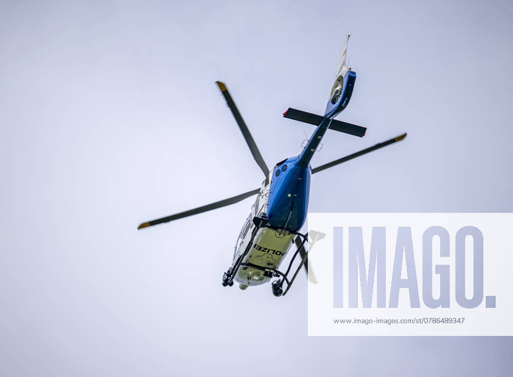 Fussball UEFA EURO 2024, Ein Polizeihubschrauber kreist während der Veranstaltung über das Stadiongelände, mit Kameras zur Überwachung. 17.06.2024, Fussball UEFA EURO 2024, 17.06.2024, Fussball UEFA EURO 2024,