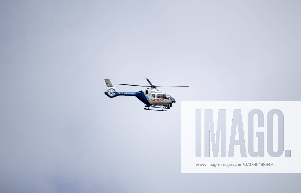Fussball UEFA EURO 2024, Ein Polizeihubschrauber kreist während der Veranstaltung über das Stadiongelände, mit Kameras zur Überwachung. 17.06.2024, Fussball UEFA EURO 2024, 17.06.2024, Fussball UEFA EURO 2024,