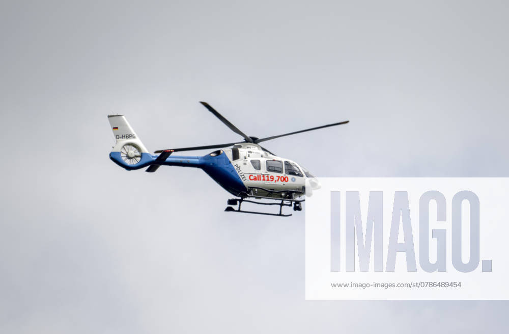 Fussball UEFA EURO 2024, Ein Polizeihubschrauber kreist während der Veranstaltung über das Stadiongelände, mit Kameras zur Überwachung. 17.06.2024, Fussball UEFA EURO 2024, 17.06.2024, Fussball UEFA EURO 2024,