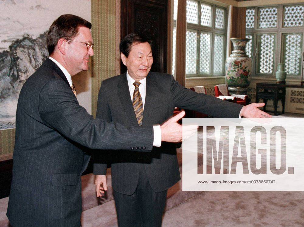 Carl-Dieter Spranger, Entwicklungshilfe-Minister, CSU, trifft den chinesischen Vizepremierminister Zhu Rongji in Peking, China, 20.10.1997, Beijing China