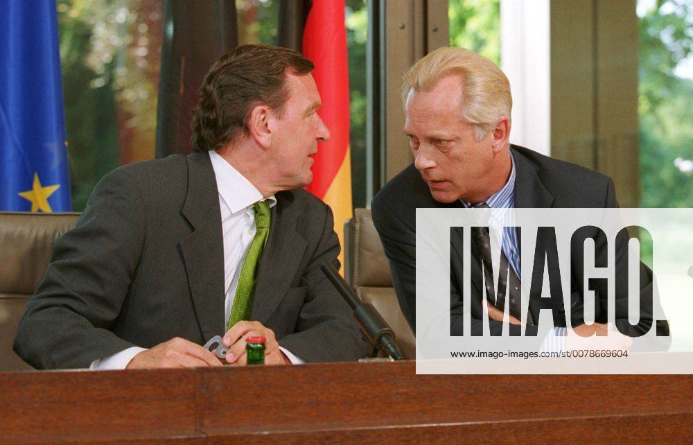 Bundeskanzler Gerhard Schroeder, SPD, mit seinem Pressesprecher Uwe-Karsten Heye ( Regierungssprecher ) Bonn, den 27.05.1999 , Bonn Deutschland