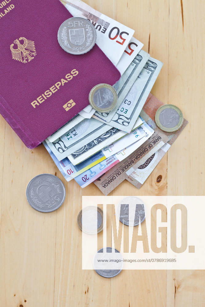 Deutscher Reisepass mit verschiedenen Waehrungen