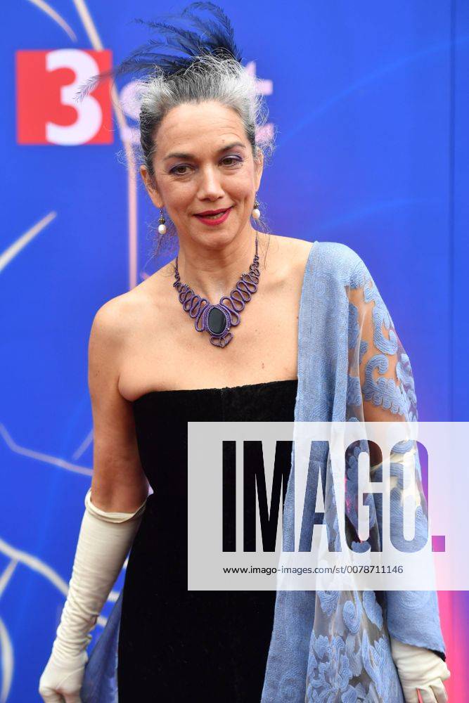 Irina WANKA (Schauspielerin), Einzelbild,angeschnittenes Einzelmotiv,Halbfigur,halbe Figur. Roter Teppich,Red Carpet,Bayerischer Fernsehpreis 2017 am 19.05.2017.