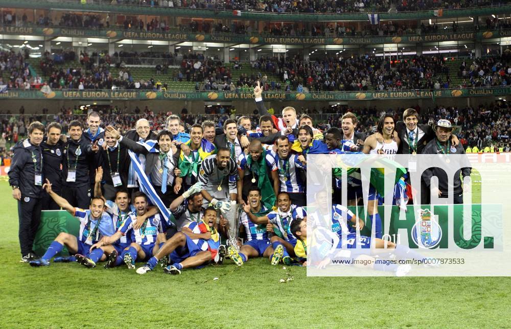 FUSSBALL - EL Finale, Porto vs Braga DUBLIN, 18.MAI.11 - FUSSBALL - UEFA Europa League, Finale, FC Porto vs Sporting Braga, Siegerehrung. Bild zeigt den Jubel der Mannschaft von Porto. Keyword: Pokal. o0 Objekte Trophäe Pokal Totale Siegerfoto