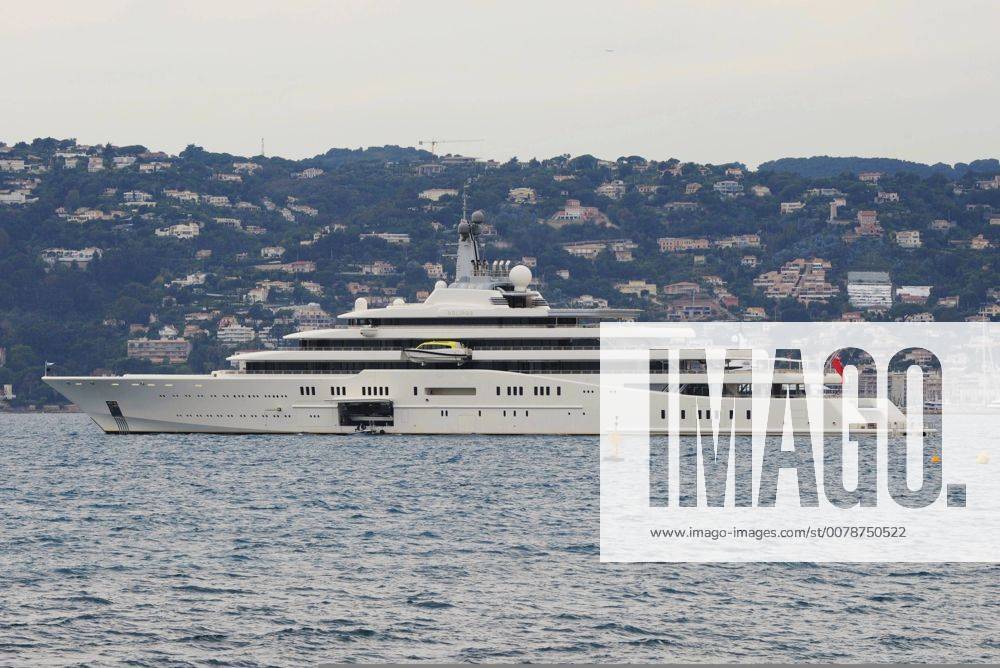 Die Eclipse ist mit einer Laenge von 162,5 Meter die aktuell zweitlaengste Mega-Yacht der Welt. Sie wurde im Herbst 2010 von der Hamburger Werft Blohm + Voss an den Eigner des Schiffes, den russischen Milliardär Roman Abramowitsch übergeben. Der Stapellauf fand am 12. Juni 2009 statt. Zusammen mit der Sussurro bildet sie die Privatflotte des Unternehmers.