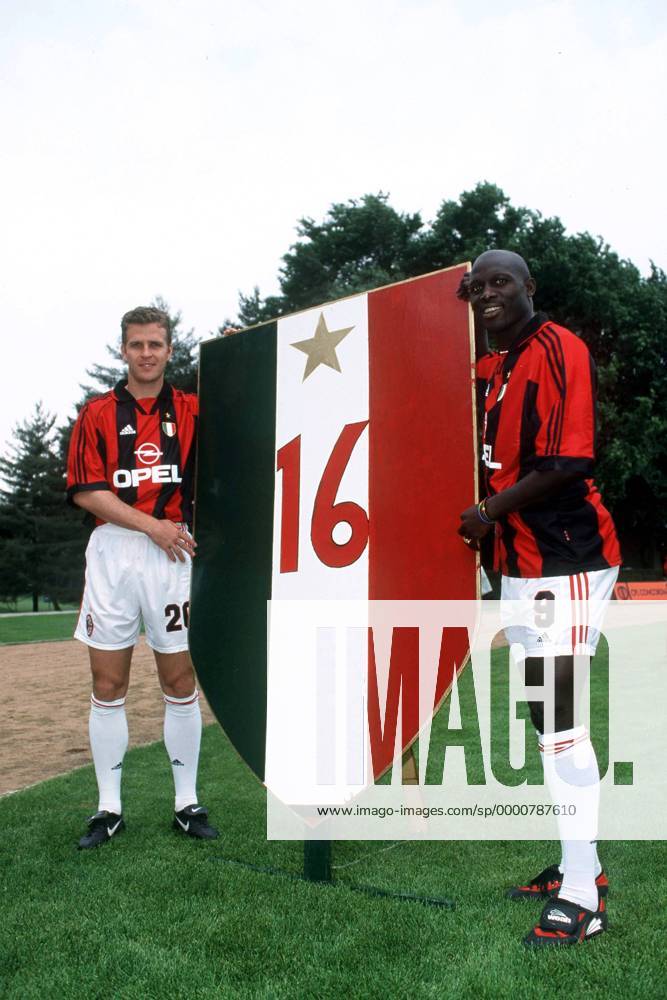 Die Sturmpartner Oliver Bierhoff (li.) und George Weah (beide Milan) trugen mit ihren Treffern maßgeblich zum 16. Scudetto der Rossoneri bei Fußball Herren Serie A 1998 1999, 1. Italienische Liga, AC Mailand, Shooting, Fotoshooting, Fototermin, Vdia Gruppe Mailand