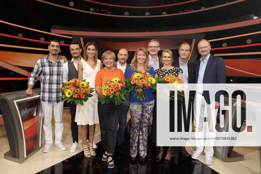 Leonardo Vizeu Berenhauser Borba, Giovanni Zarrella, Jana Ina Zarrella, Rosi Mittermaier, Christian Neureuther, Anne Gesthuysen, Frank Plasberg, Christine Sommer, Martin Brambach und Gast bei der Aufzeichnung der Quizshow Paarduell XXL im nobeo Studio 1. Köln-Hürth, Foto:xC.xFuturexImage