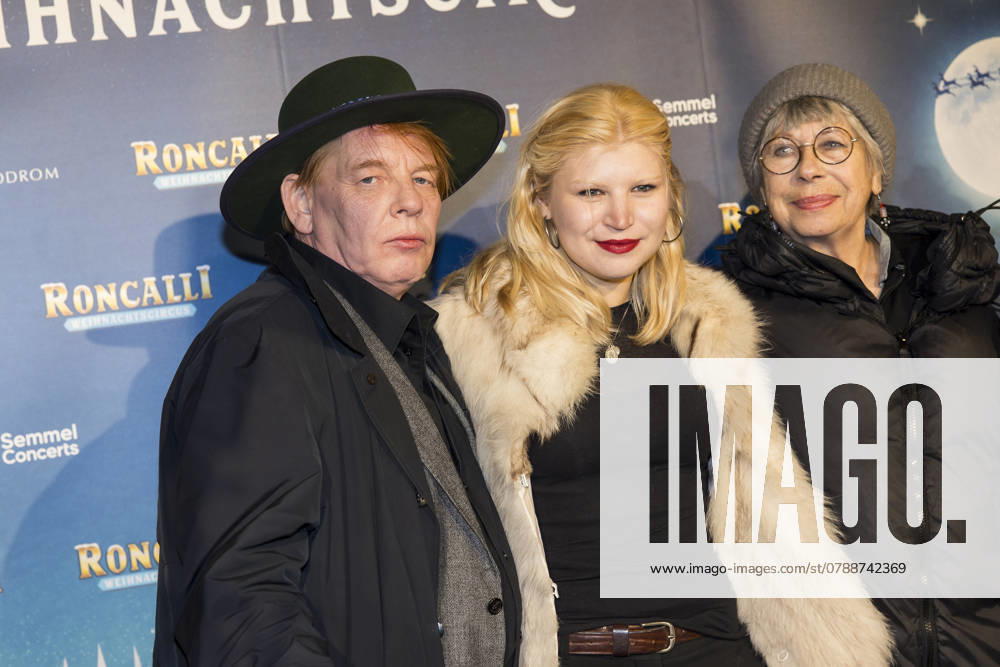 Roncalli Weihnachtscircus, Show und Promis im Tempodrom, Berlin, 20.12.2024 Ben Becker, Lilith Maria Dörthe Becker und Monika Hansen bei der Premiere des 20. Original Roncalli Weihnachtscircus im Berliner Tempodrom am 20.12.2024. Berlin Tempodrom