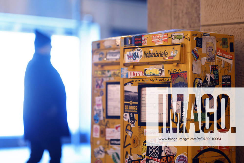 Zwei Briefkästen vor einem Kiosk in der Kölner Innenstadt sind mit Stickern übersäht. Briefporto soll Anfang 2025 steigen. Außerdem soll die Post langsamer werden. (Symbolbild, Themenbild) Köln, 26.12.2024 NRW Deutschland