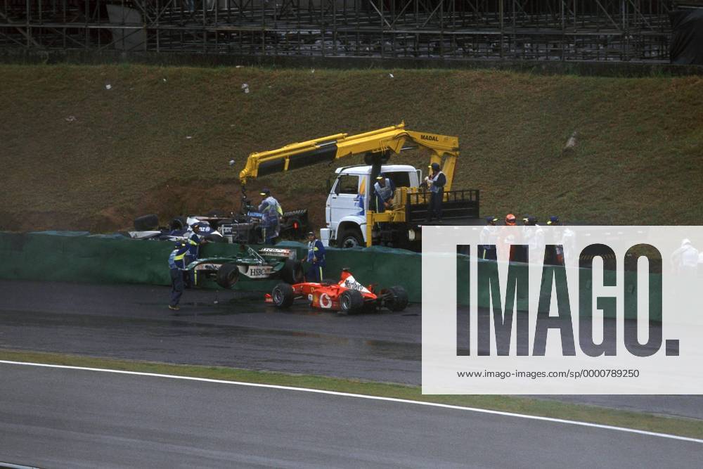 Bergung der Boliden von Antonio Pizzonia (Brasilien Jaguar-Cosworth) und Michael Schumacher (Deutschland Ferrari) Motorsport Grand Prix Herren Großer Preis von Brasilien 2003, Formel 1 Weltmeisterschaft, F1, F, GP, WM, Vdia Totale Interlagos Sao Paulo