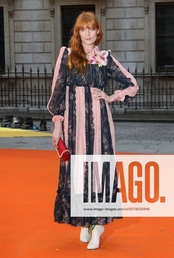 Florence Welch bei der Ankunft zur Royal Academy of Arts Summer Exhibition VIP Preview am 7.06.2017 in London 2017 Royal Academy of Arts Summer Exhibition VIP Preview in London