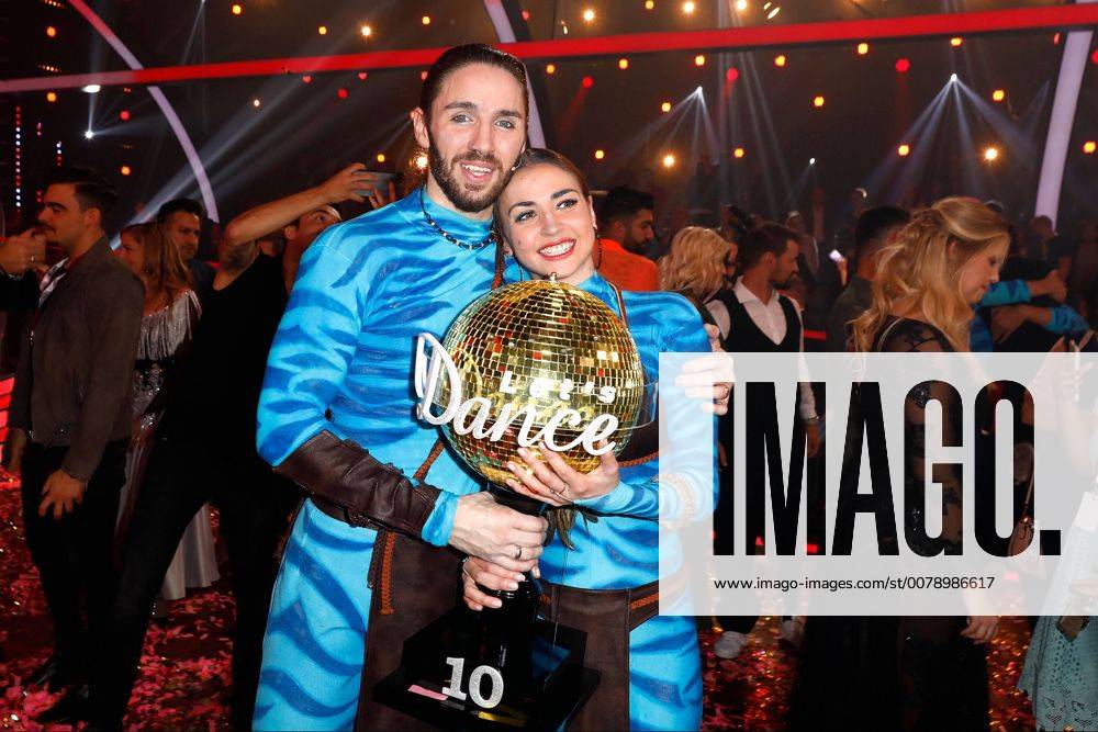 Die Gewinner Gil Ofarim und Ekaterina Leonova mit ihrem Pokal beim Finale der Let s Dance (RTL) Show am 9.06.2017 in Koeln Lets Dance RTL- Finale 12. Show der 10. Staffel am 9.06.2017 in Koeln