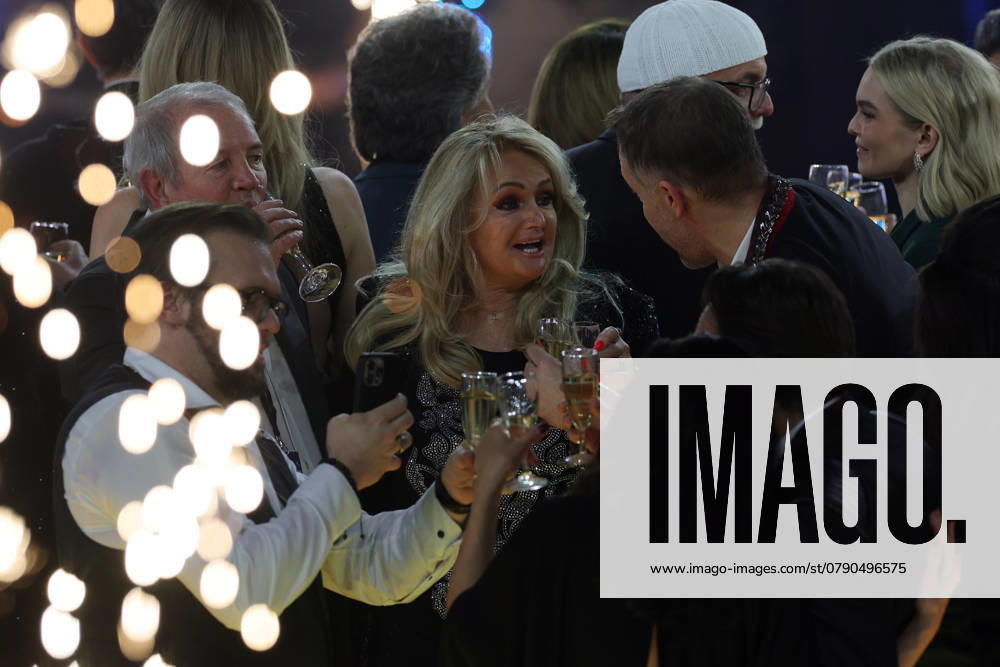 Silvester-Schlagerboom 2025 Die Wunderlichtershow Bonnie Tyler. Silvester-Schlagerboom 2025 live mit Florian Silbereisen am 31. Dezember 2024 in der Basketballarena des FC Bayern München, BMW Park München.