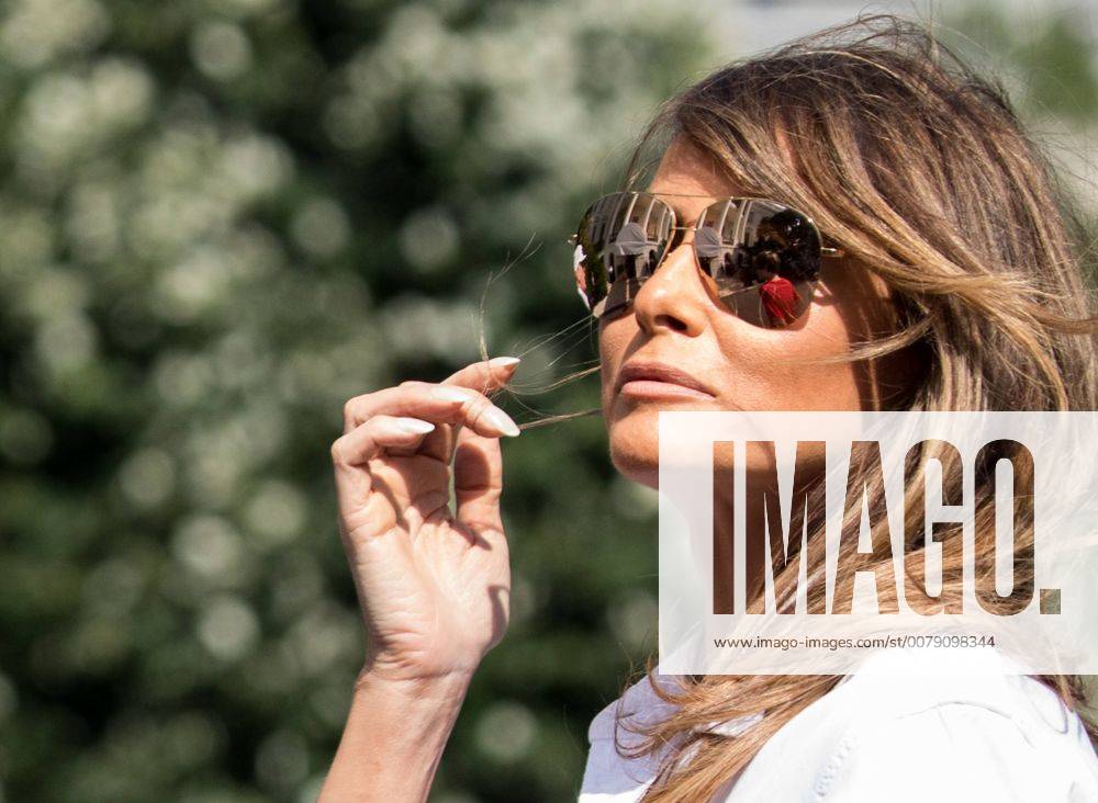 Washington, DC, United States - First Lady Melanie Trump, with the refletion of her 11-year-old son Barron in her sunglasses, walks across the South Lawn of the White House, on Father s Day, Sunday, June 18, 2017. The First Family was returning from a weekend at Camp David. (Photo by ) Washington United States - ZUMAn230 20170618_zaa_n230_788