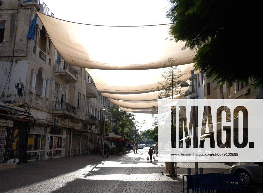 IMAGO Creative, Jahreszeit Sommer, Hitze IMAGO Creative, Sommer, Schatten-Plätze bei Hitze Tel Aviv. 09 JUN 2017. Sonnensegel spenden Schatten in einer Straße im Yemenite Quarter in Tel Aviv. ISRAEL. Tel Aviv.