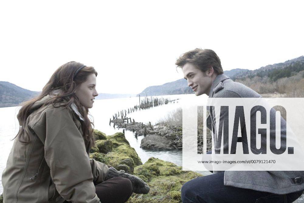 Edward (ROBERT PATTINSON) walks with Bella (KRISTEN STEWART) to the River?s Edg 30441_007