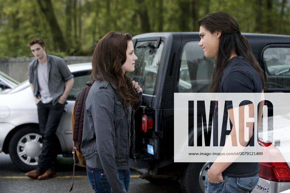 ROBERT PATTINSON stars as Edward Cullen, KRISTEN STEWART stars as Bella Swan, and TAYLOR LAUTNER stars as Jacob Black in THE TWILIGHT SAGA: NEW MOON. 30442_001