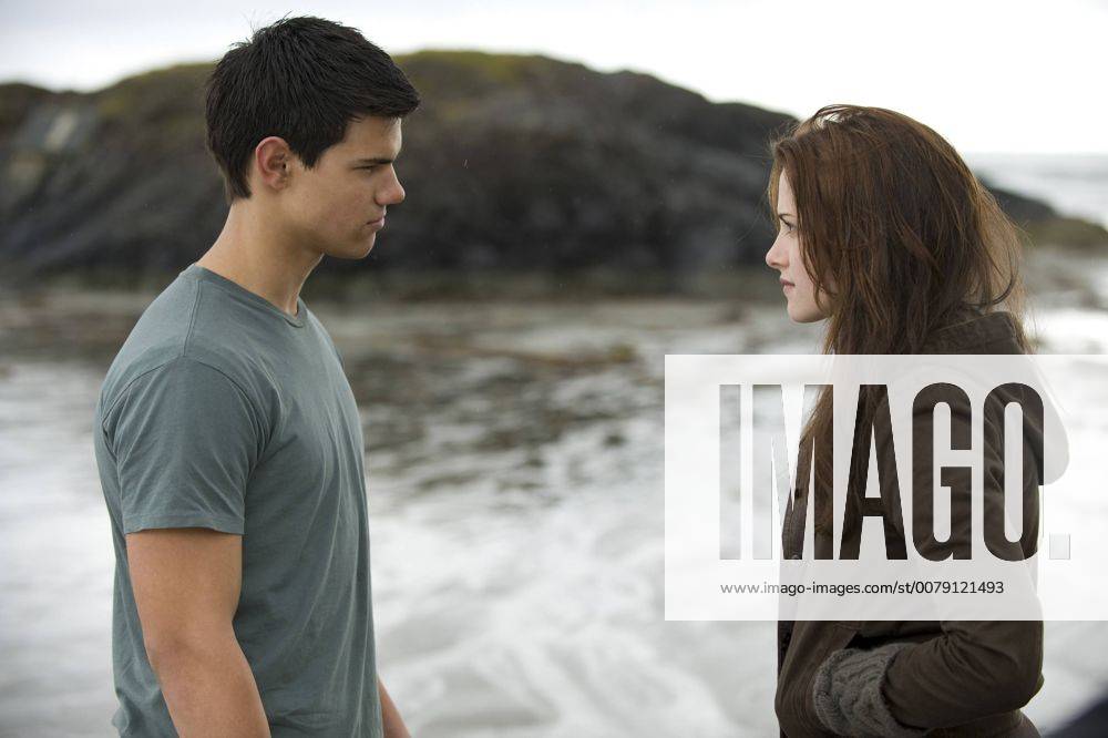ROBERT PATTINSON stars as Edward Cullen, KRISTEN STEWART stars as Bella Swan, and TAYLOR LAUTNER stars as Jacob Black in THE TWILIGHT SAGA: NEW MOON. 30442_005