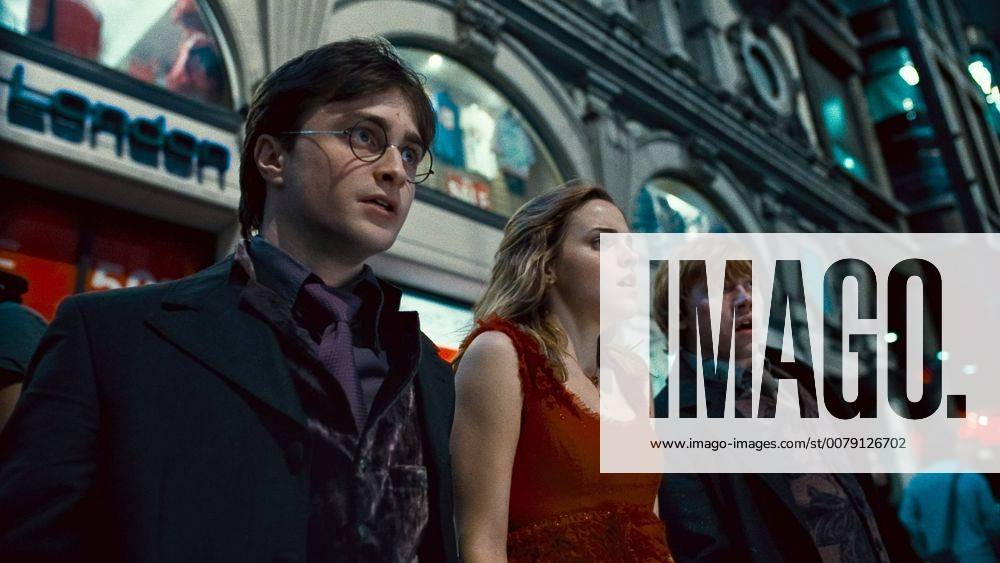 (L-r) DANIEL RADCLIFFE as Harry Potter, EMMA WATSON as Hermione Granger and RUPERT GRINT as Ron Weasley in Warner Bros. PicturesÕ fantasy adventure ÒHARRY POTTER AND THE DEATHLY HALLOWS Ð PART 1,Ó a Warner Bros. Pictures release. Photo courtesy of Warner Bros. Pictures