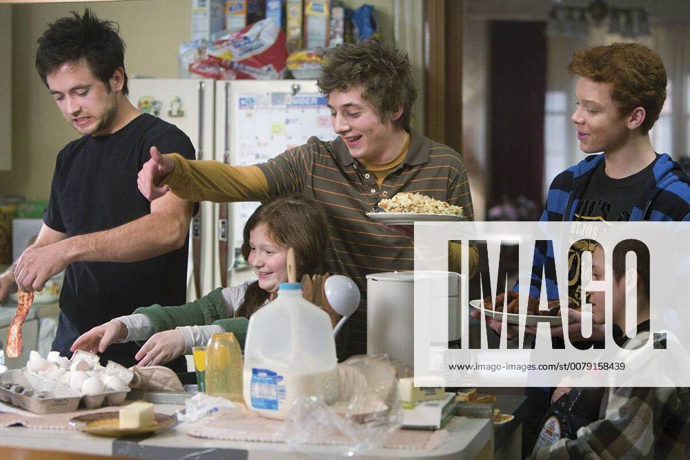 Justin Chatwin as Steve, Emma Kenney as Debbie Gallagher, Jeremy Allen White as Lip Gallagher, Cameron Monaghan as Ian Gallagher, and Ethan Cutkosky as Carl Gallagher in Shameless (episode 1) - Photo: Courtesy of SHOWTIME 30924_001