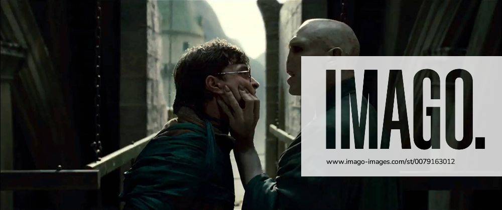 (L-r) DANIEL RADCLIFFE as Harry Potter and RALPH FIENNES as Lord Voldemort in Warner Bros. Pictures? fantasy adventure HARRY POTTER AND THE DEATHLY HALLOWS ? PART 2, a Warner Bros. Pictures release.