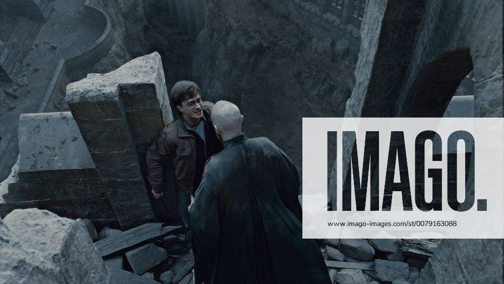 (L-r) DANIEL RADCLIFFE as Harry Potter and RALPH FIENNES as Lord Voldemort in Warner Bros. Pictures? fantasy adventure HARRY POTTER AND THE DEATHLY HALLOWS ? PART 2, a Warner Bros. Pictures release. 31003_099