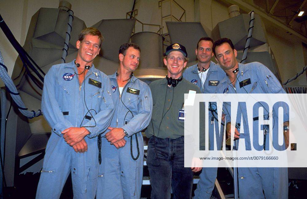 Film Still from Apollo 13 Kevin Bacon, Gary Sinise, director Ron Howard, Bill Paxton, Tom Hanks © 1995 Universal Pictures 31043664