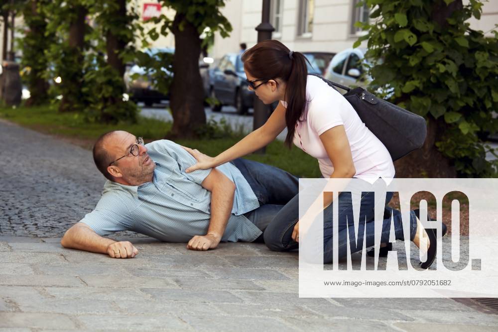 Ein Mann hat einen Herzinfarkt oder Schlaganfall auf der Straße Austria A man has a heart attack or stroke on the street Austria