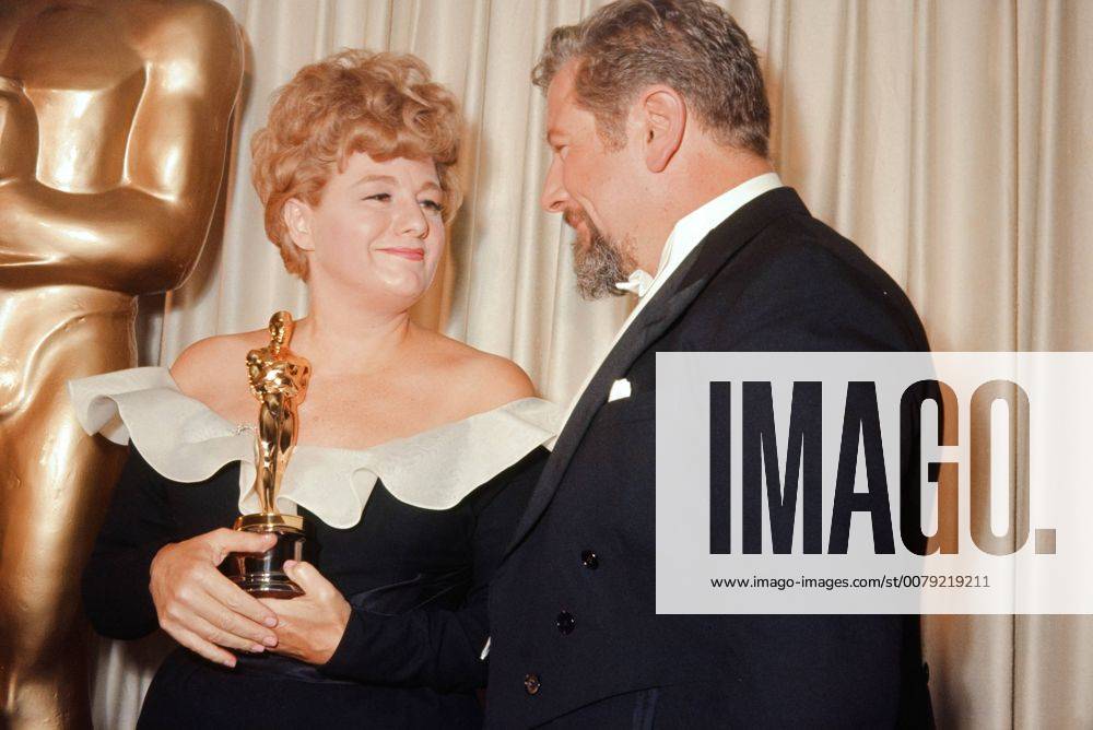 OSCARS: Beste Nebendarstellerin, Preisträgerinnen 1961-1970 Shelley Winters, at the 38th Academy Awards, holds the Oscar presented to her by Peter Ustinov for best performance by an actress in a supporting role for her performance in A Patch of Blue , April 18, 1966. © JRC The Hollywood Archive - All Rights Reserved Hollywood CA USA