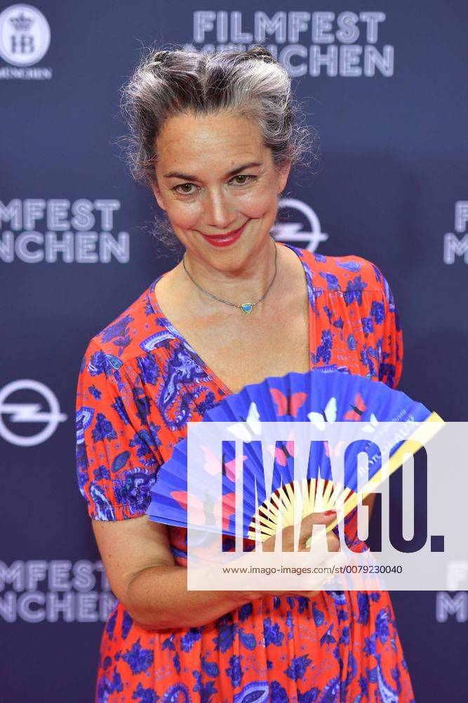 Irina WANKA (Schauspielerin), Einzelbild,angeschnittenes Einzelmotiv,Halbfigur,halbe Figur. Roter Teppich,Red Carpet,Eroeffnung Filmfest Muenchen am 22.06.2017.