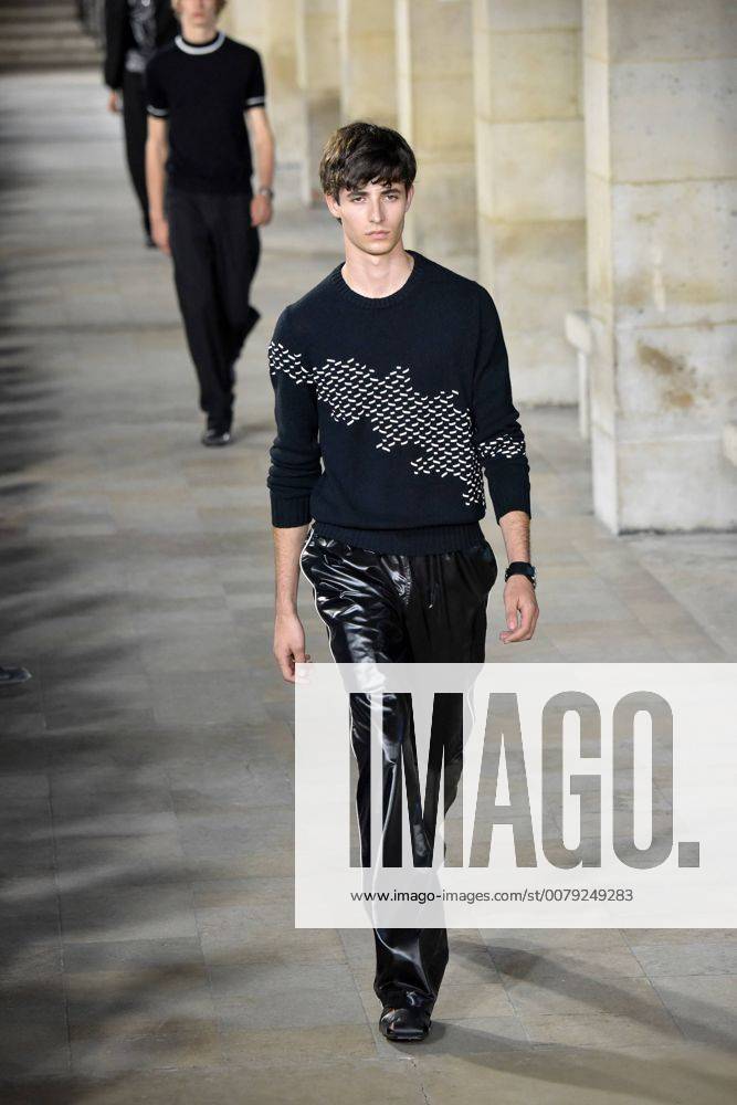 (170625) -- PARIS, June 25, 2017 -- A model presents a creation of Hermes during its Spring Summer 2018 men s collection show in Paris, France, on June 24, 2017. )(gj) FRANCE-PARIS-MEN S FASHION WEEK-HERMES PieroxBiasion