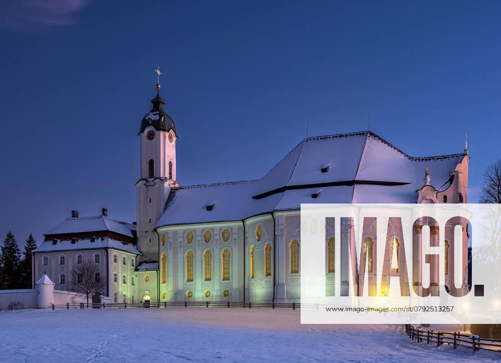 Wieskirche in der Dämmerung im Winter, Wallfahrtskirche zum gegeißelten Heiland, Kreis Steingaden, Pfaffenwinkel, Bayern, Deutschland, Europa Wieskirche in der Dämmerung im Winter, Pfaffenwinkel, Bayern, Deutschland