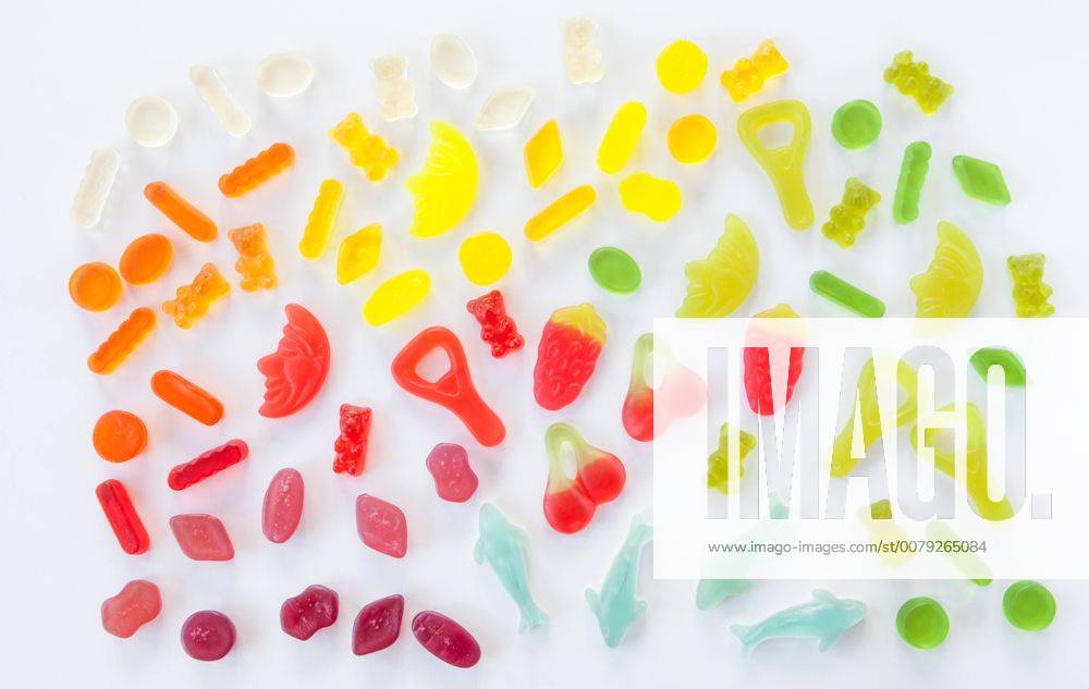 Verschiedene bunte Fruchtgummi in Farbverlauf 1079704061