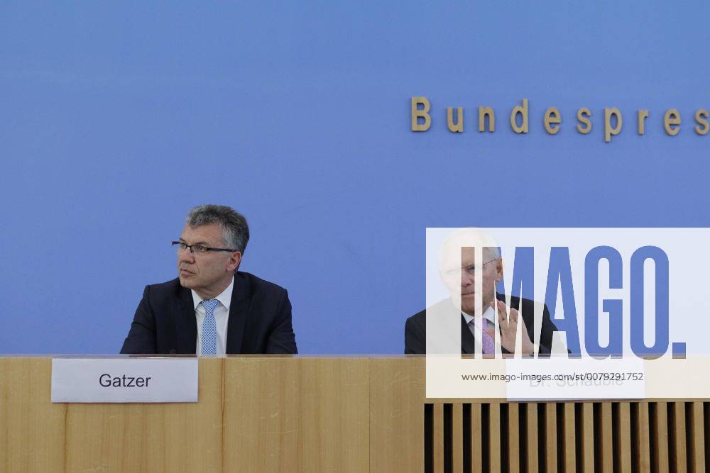 Staatssekretär Werner Gatzer, BMF, Bundesminister der Finanzen Dr. Wolfgang Schäuble, Deutschland, Berlin, Bundespressekonferenz, Thema: Regierungsentwurf zum Haushalt 2018 und Finanzplan bis 2021