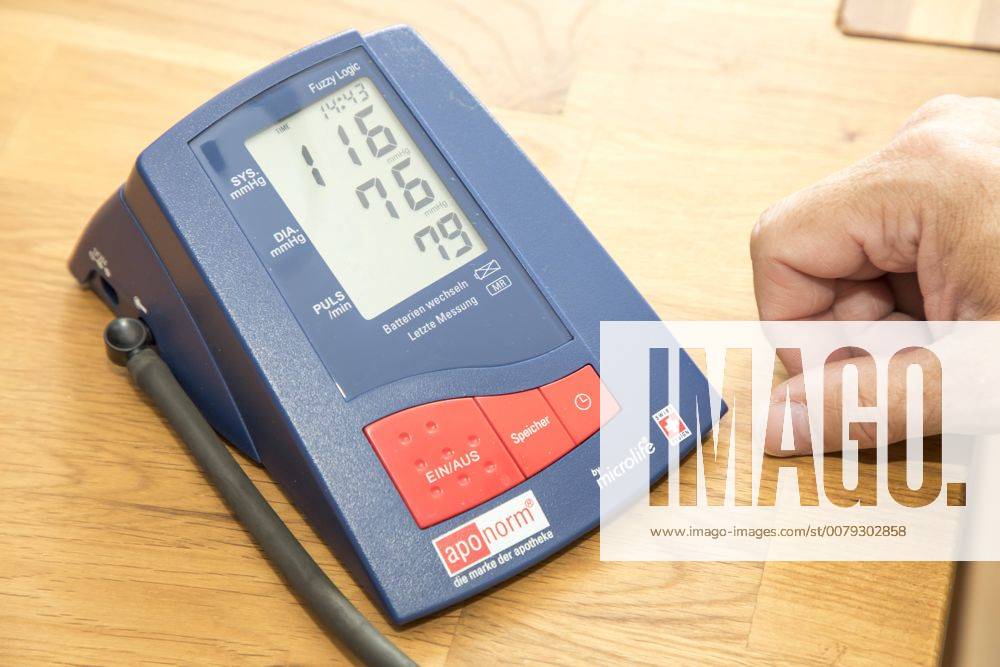 Blutdruckmessung, mit einem automatischen Oberarm Blutdruckmessgerät,