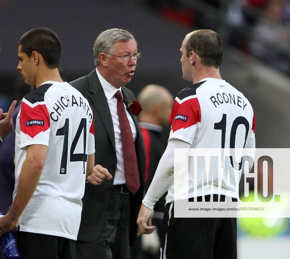 Manchester Uniteds Sir Alex Ferguson has words with Wayne Rooney UEFA Champions League Final Manchester United v Barcelona 28th May, 2011 .
