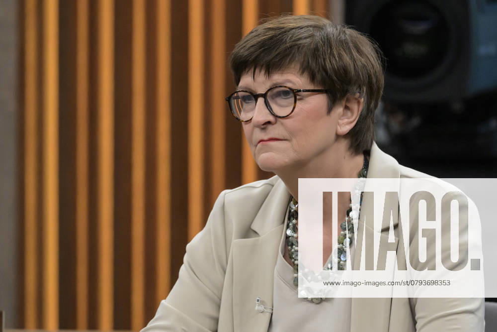 GER, Berlin, Studio, zu Gast bei - Caren Miosga, Polittalk, TV, Format, mit Moderatorin, Das Erste, aus Adlershof - am Studio 20, Das Thema: Schon wieder GroKo? Was Union und SPD fuer Deutschland wollen, im Bild: Saskia Esken (SPD-Parteivorsitzende) 12.01.2025,