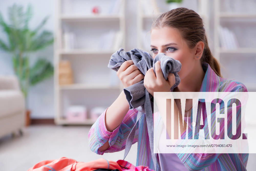 Young housewife doing laundry at home ,model released, Symbolfoto