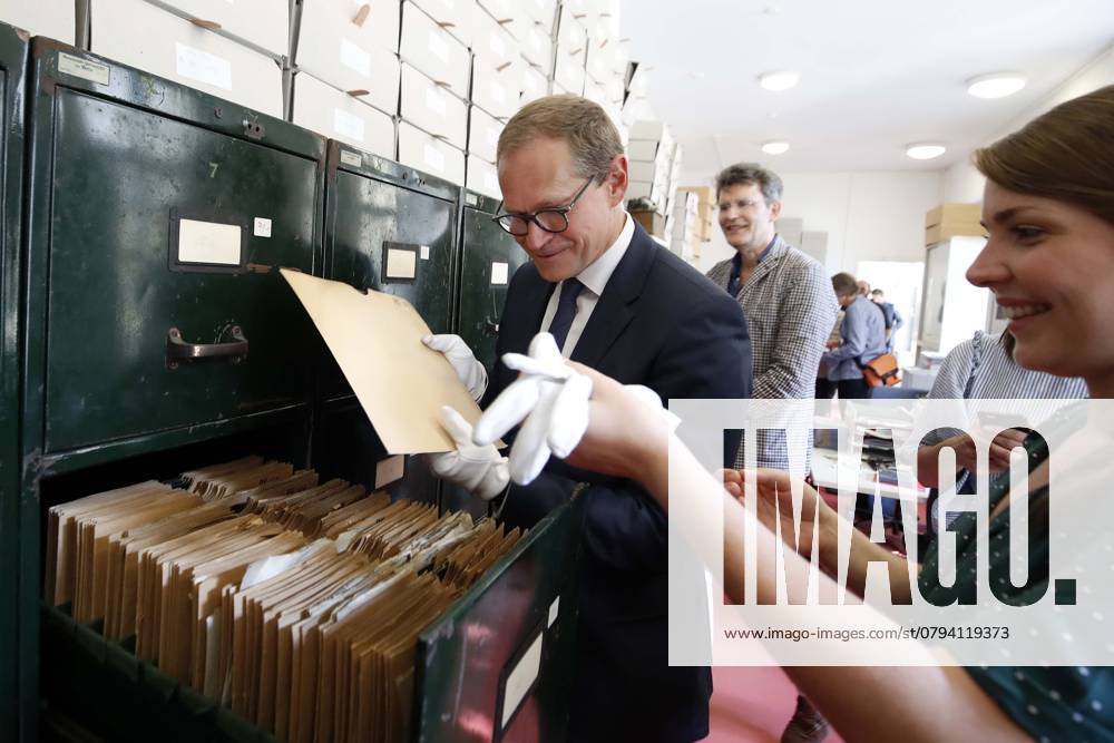 Lautarchiv der Humboldt-Universitaet, Michael Mueller, RegBm, auf Sommertour mit Digitalisierung im Fokus , Schallplatten mit historischen Tonaufnahmen, Berlin Deutschland, Germany