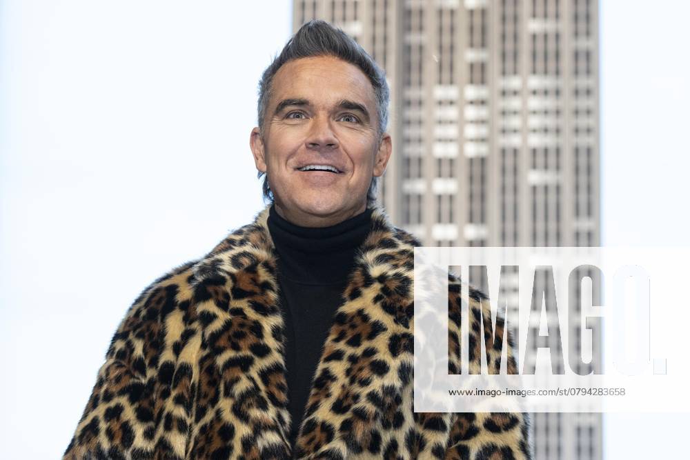 Robbie Williams visits the Empire State Building in New York on January 14, 2025 to celebrate the release of Better Man distributed by Paramount Pictures in the USA New York USA - ZUMAr339 20250114_znp_r339_014