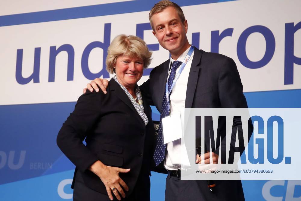 Stefan Evers, Generalsekretaer, verabschiedet Monika Gruetters, noch-Landesvorsitzende, aus dem Amt mit Geschenk, Vase, auf dem 44. Landesparteitag der Berliner CDU in Berlin, Berlin Deutschland, Germany