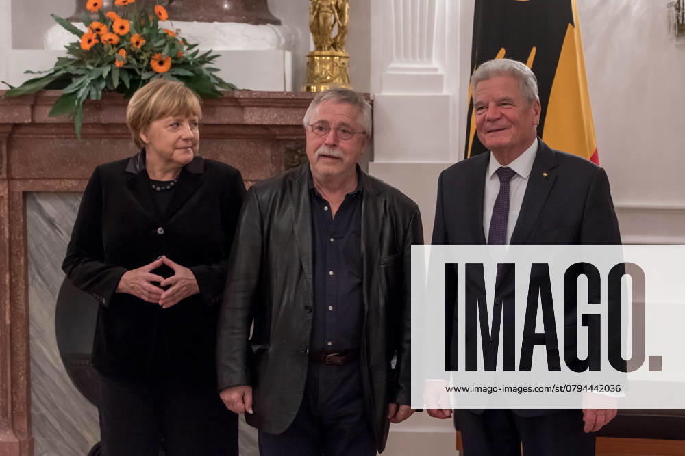 Fototermine vor dem Abendessen zu Ehren von Wolf Biermann durch Bundespraesident Joachim Gauck in Anwesenheit Angela Merkel im Schloss Bellevue in Berlin. Berlin Deutschland, Germany