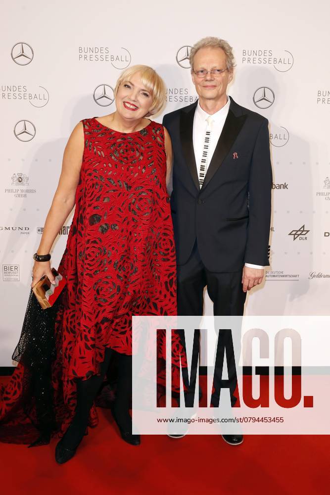 Claudia Roth, Gruene, und Martin Paul, Ton, Steine, Scherben-Musiker, beim 65. Bundespresseball in Berlin, im Kleid von Talbot Runhof, Berlin Deutschland, Germany