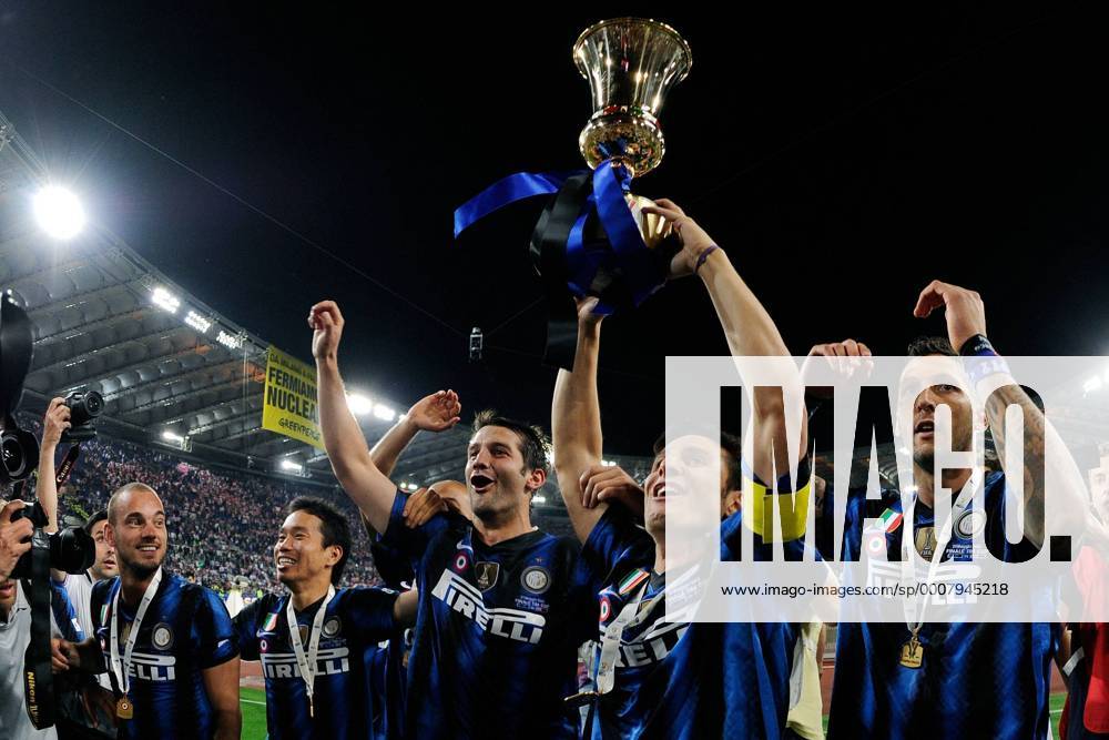 Finale der Coppa Italia 2011 in Rom, Sieger Inter Mailand - V.li. Wesley Sneijder, Yuto Nagatomo, Cristian Chivu, Javier Zanetti, Marco Materazzi
